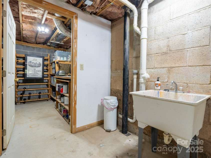 33 Mount Vernon Place, Asheville, NC 28804.  MLS# CAR4254436, YatesRealty ID 11977. 