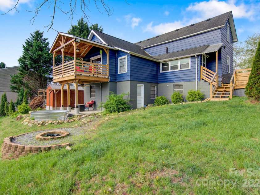 403 Spruce Street, Lenoir, NC 28645.  MLS# CAR4240028, YatesRealty ID 11979. 