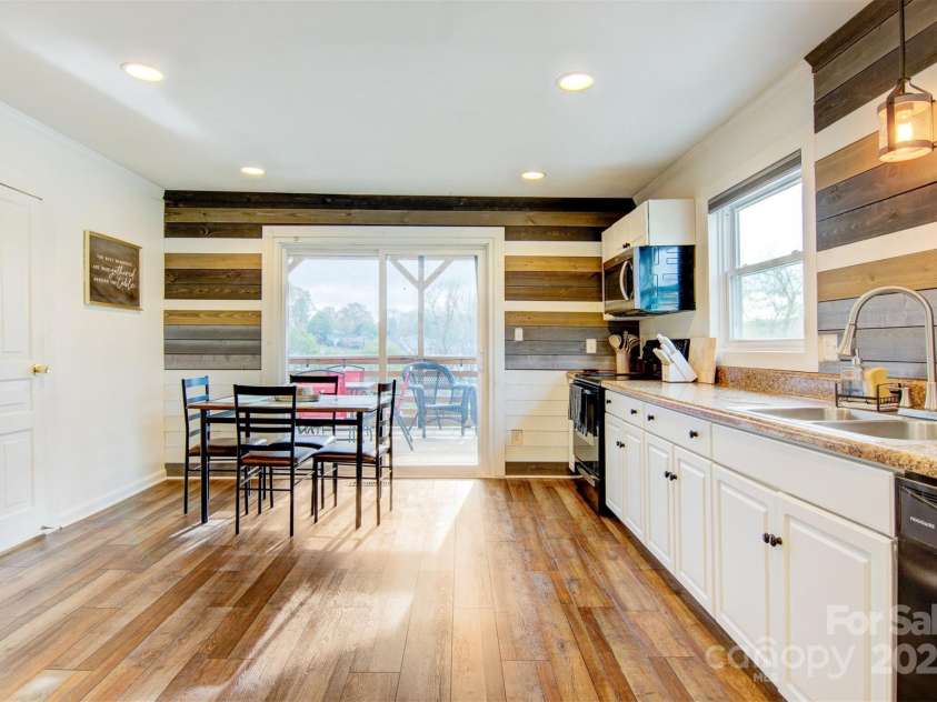 403 Spruce Street, Lenoir, NC 28645.  MLS# CAR4240028, YatesRealty ID 11979. 