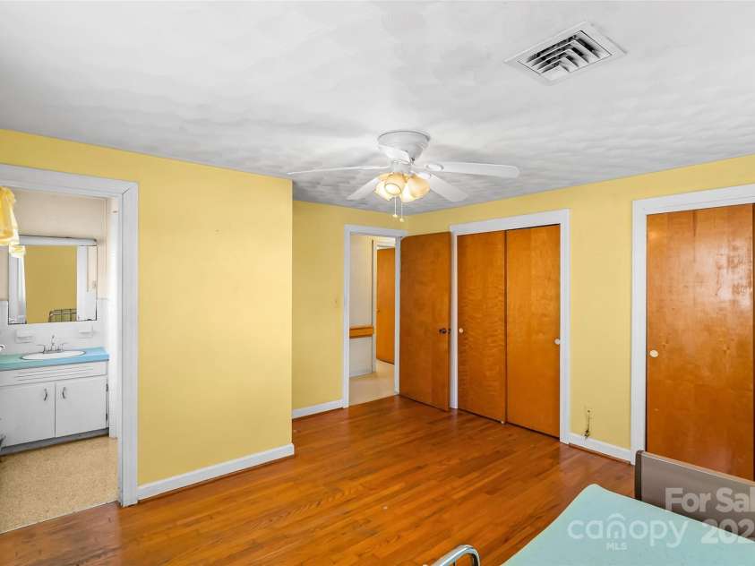 3320 28th Street, Hickory, NC 28601.  MLS# CAR4244471, YatesRealty ID 11984. 