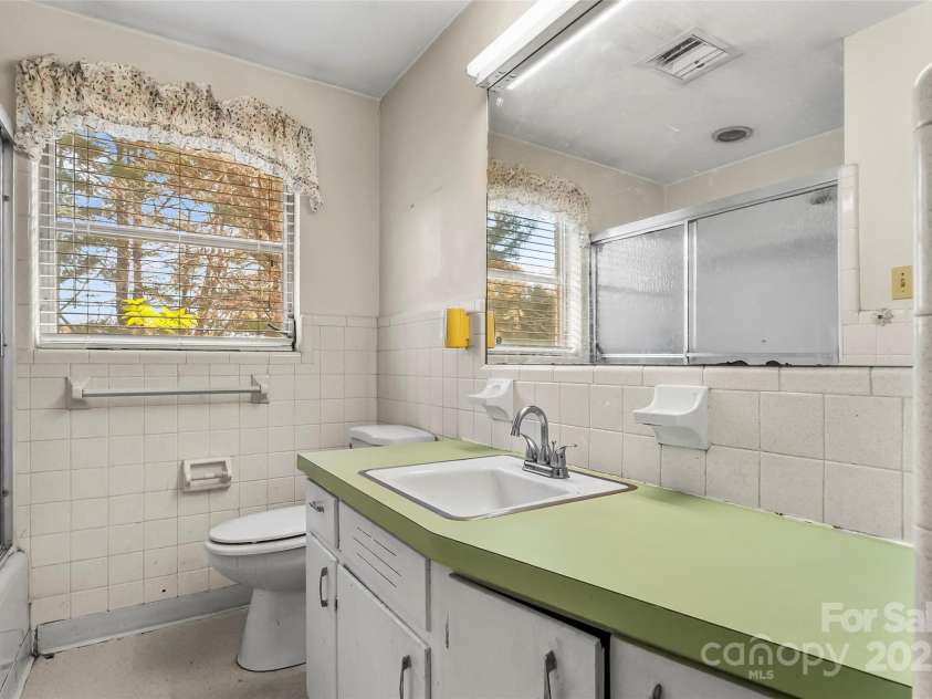 3320 28th Street, Hickory, NC 28601.  MLS# CAR4244471, YatesRealty ID 11984. Common bathroom