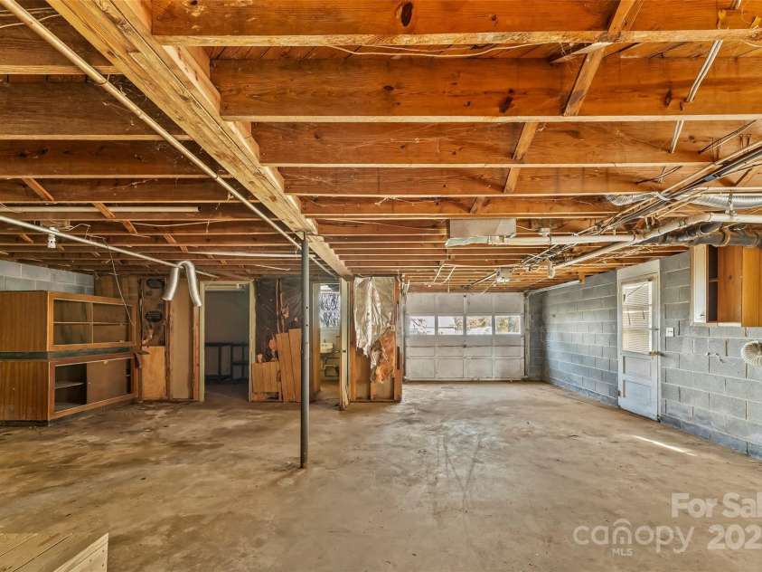 3320 28th Street, Hickory, NC 28601.  MLS# CAR4244471, YatesRealty ID 11984. Garage