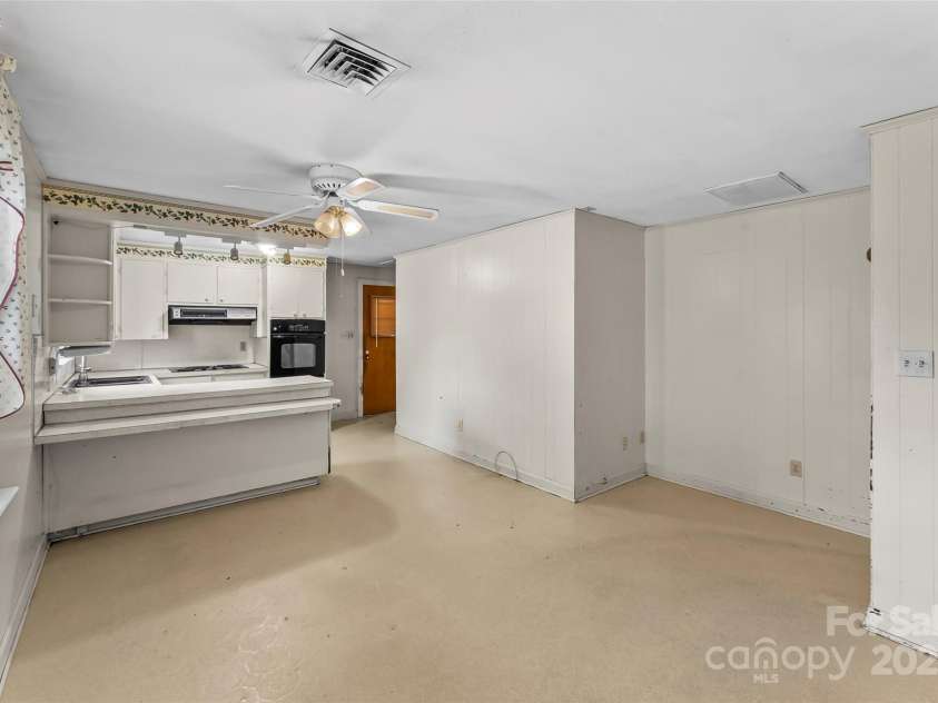 3320 28th Street, Hickory, NC 28601.  MLS# CAR4244471, YatesRealty ID 11984. K