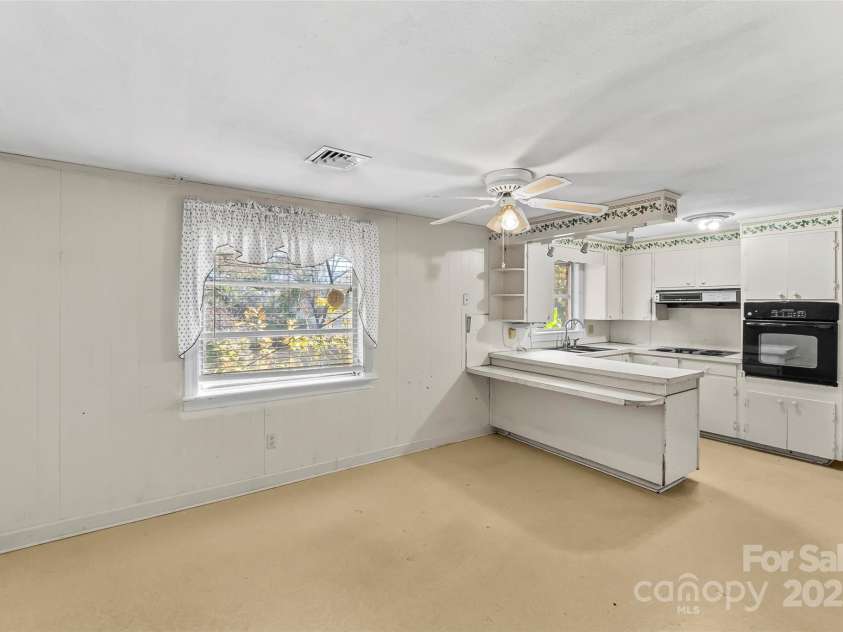 3320 28th Street, Hickory, NC 28601.  MLS# CAR4244471, YatesRealty ID 11984. Kitchen