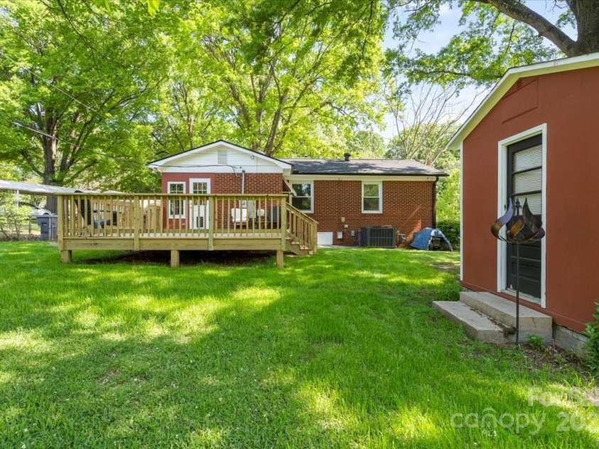 2721 Albany Lane, Charlotte, NC 28205.  MLS# CAR4245980, YatesRealty ID 11985. Back Yard