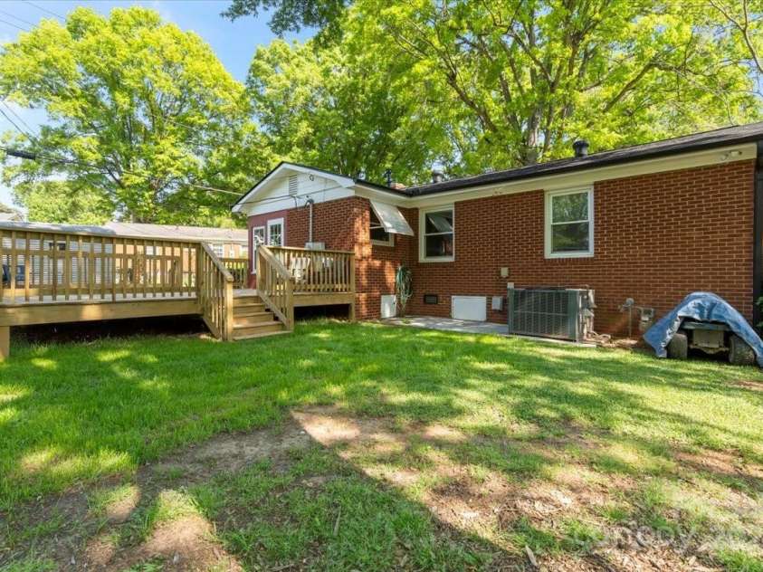 2721 Albany Lane, Charlotte, NC 28205.  MLS# CAR4245980, YatesRealty ID 11985. Back Yard