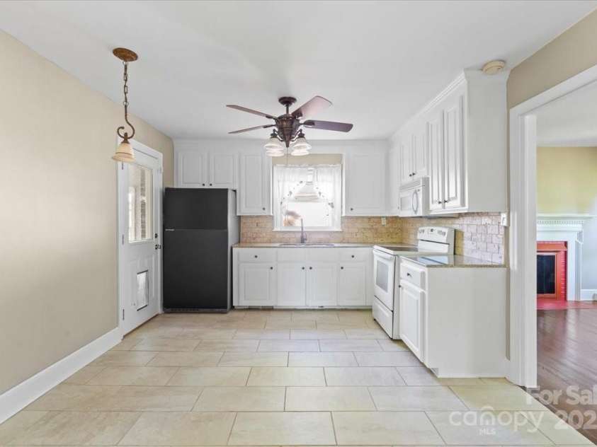 2721 Albany Lane, Charlotte, NC 28205.  MLS# CAR4245980, YatesRealty ID 11985. Kitchen