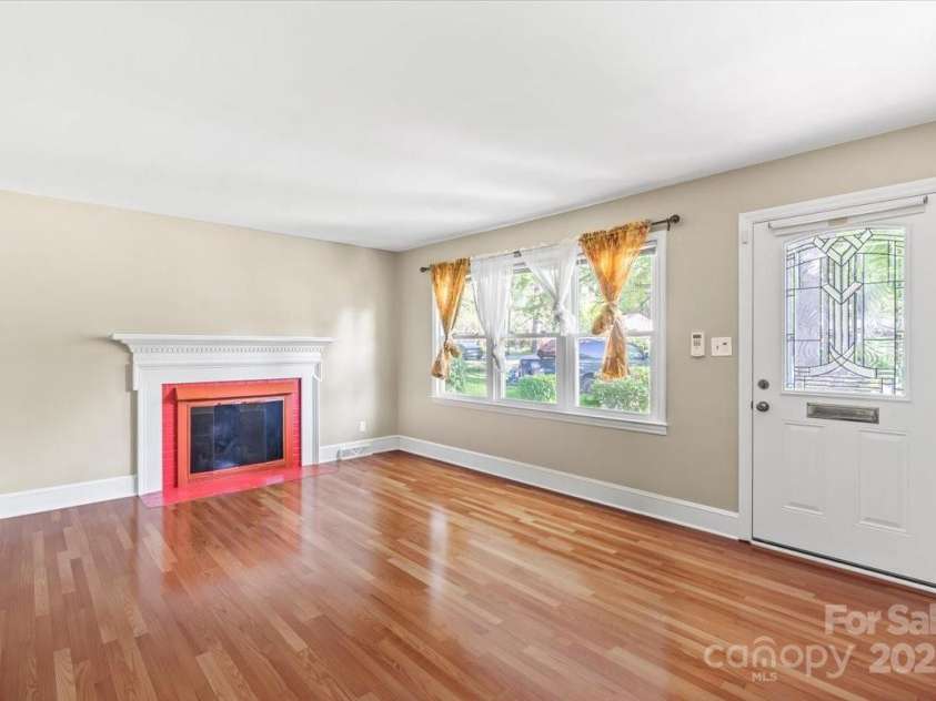 2721 Albany Lane, Charlotte, NC 28205.  MLS# CAR4245980, YatesRealty ID 11985. Living Room