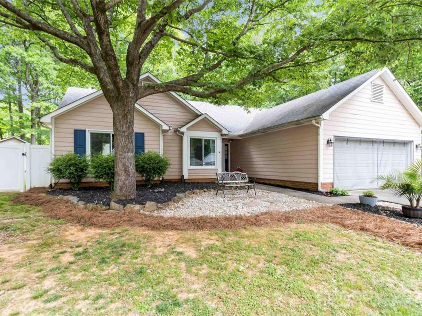 6736 Raeburn Lane, Charlotte, NC 28227.  MLS# CAR4307387, YatesRealty ID 11990. 
