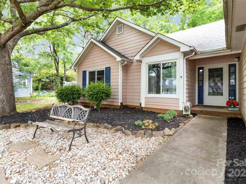 6736 Raeburn Lane, Charlotte, NC 28227.  MLS# CAR4307387, YatesRealty ID 11990. 