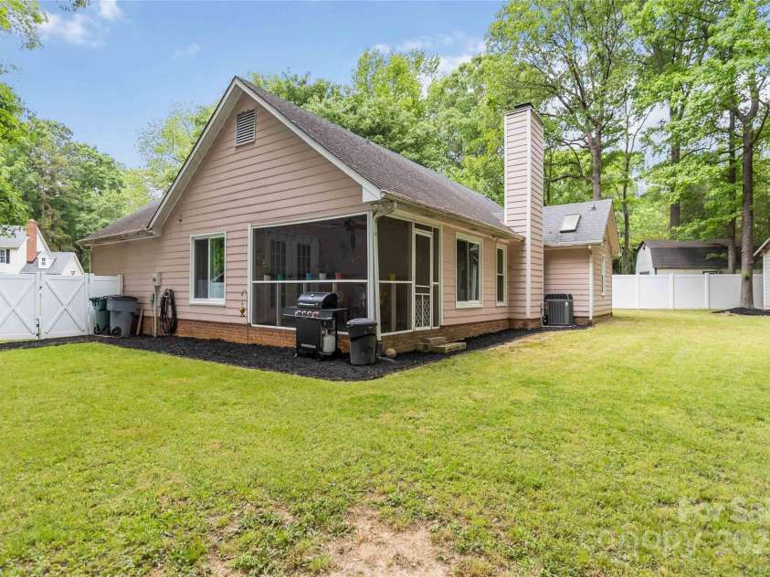 6736 Raeburn Lane, Charlotte, NC 28227.  MLS# CAR4307387, YatesRealty ID 11990. 