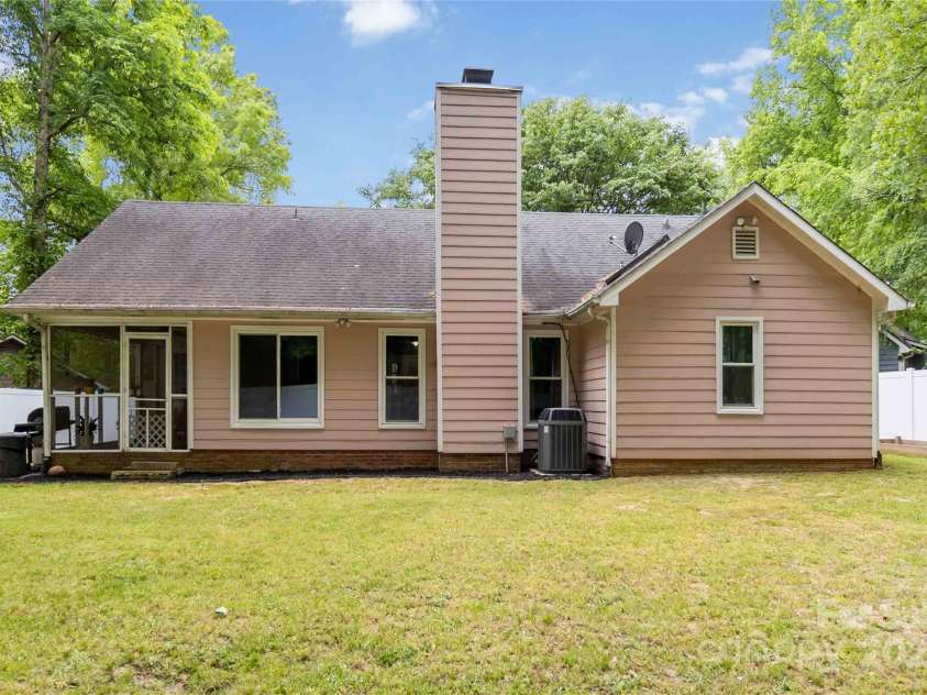 6736 Raeburn Lane, Charlotte, NC 28227.  MLS# CAR4307387, YatesRealty ID 11990. 