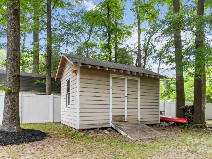 6736 Raeburn Lane, Charlotte, NC 28227.  MLS# CAR4307387, YatesRealty ID 11990. 