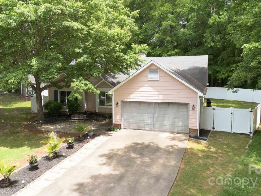 6736 Raeburn Lane, Charlotte, NC 28227.  MLS# CAR4307387, YatesRealty ID 11990. 