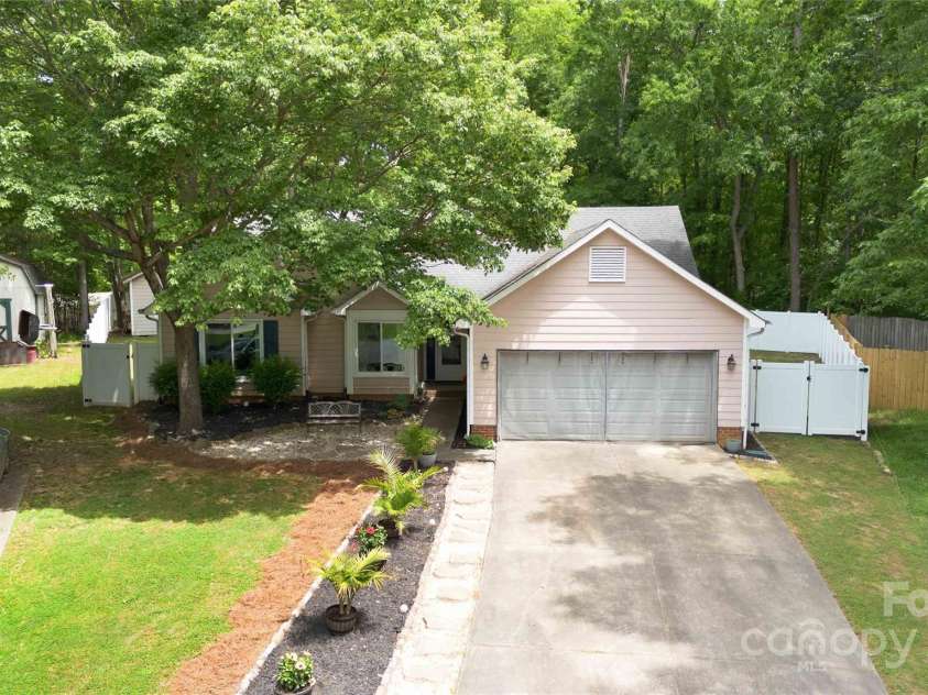 6736 Raeburn Lane, Charlotte, NC 28227.  MLS# CAR4307387, YatesRealty ID 11990. 
