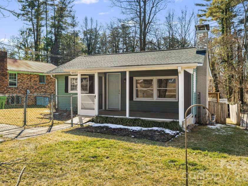 1015 Mountain View Street, Hendersonville, NC 28739.  MLS# CAR4344804, YatesRealty ID 11991. Cottage living