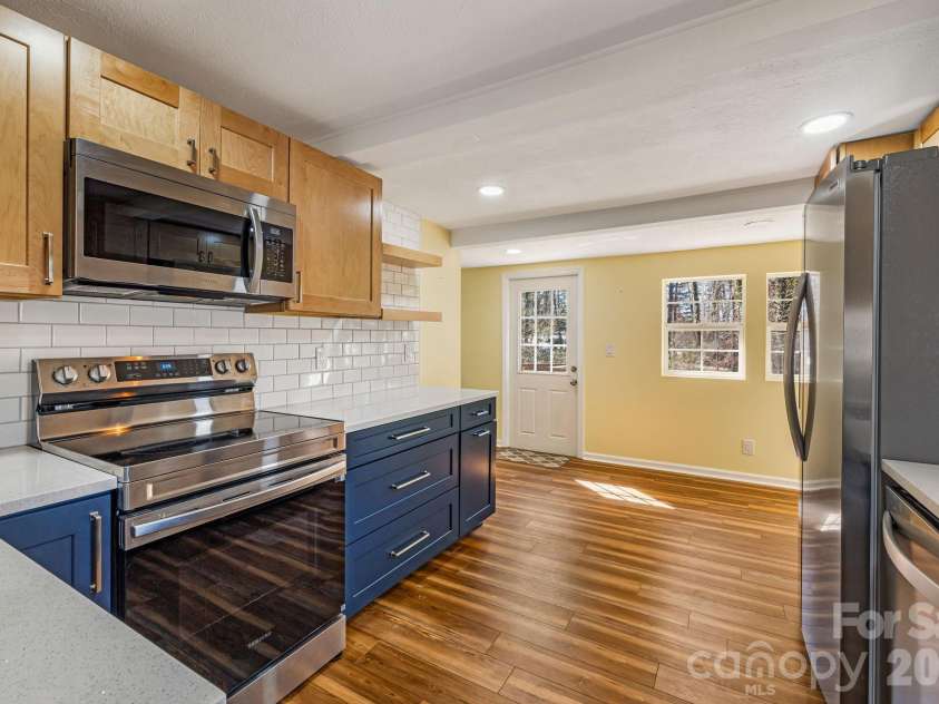 1015 Mountain View Street, Hendersonville, NC 28739.  MLS# CAR4344804, YatesRealty ID 11991. Updated Kitchen