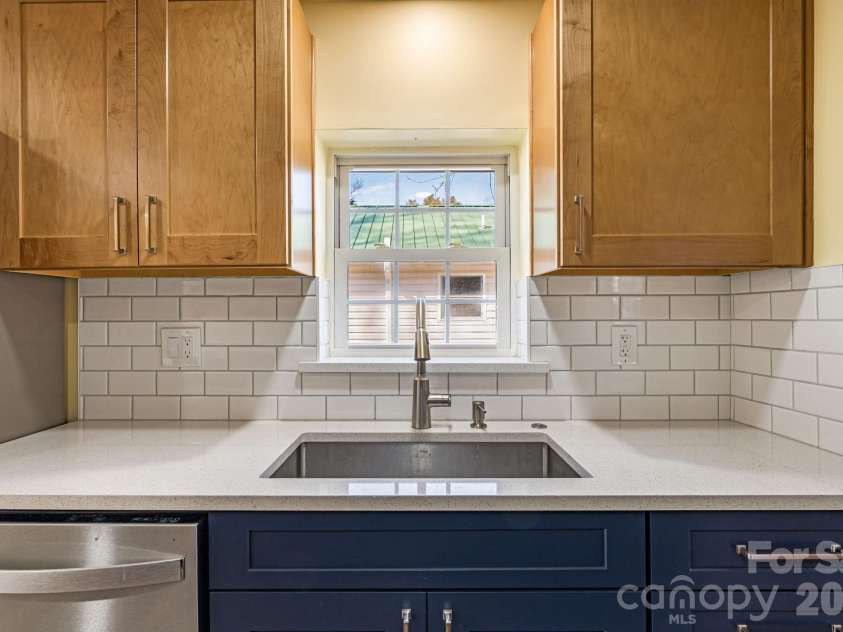 1015 Mountain View Street, Hendersonville, NC 28739.  MLS# CAR4344804, YatesRealty ID 11991. Updated Kitchen