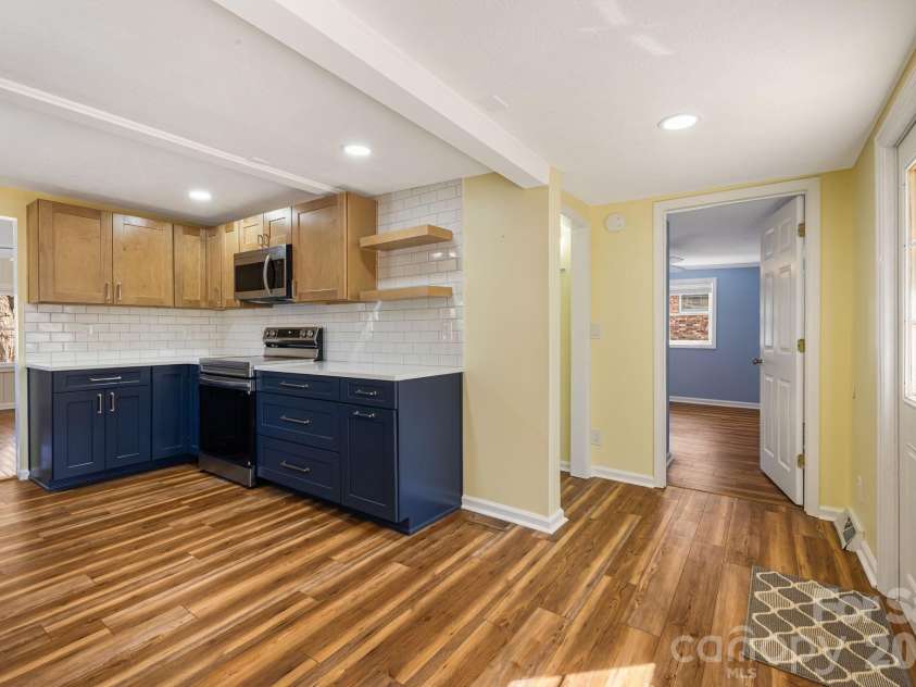 1015 Mountain View Street, Hendersonville, NC 28739.  MLS# CAR4344804, YatesRealty ID 11991. Updated Kitchen