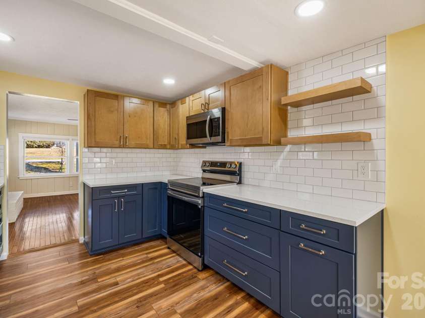 1015 Mountain View Street, Hendersonville, NC 28739.  MLS# CAR4344804, YatesRealty ID 11991. Updated Kitchen