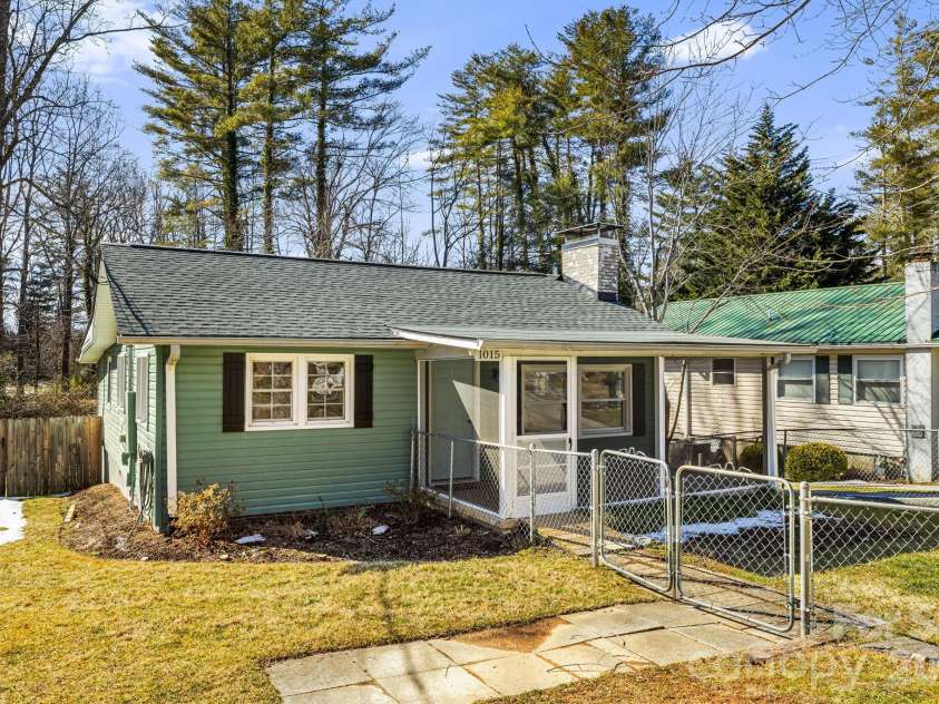 1015 Mountain View Street, Hendersonville, NC 28739.  MLS# CAR4344804, YatesRealty ID 11991. Welcome Home