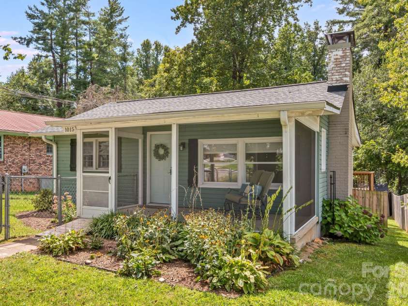 1015 Mountain View Street, Hendersonville, NC 28739.  MLS# CAR4425297, YatesRealty ID 11991. 