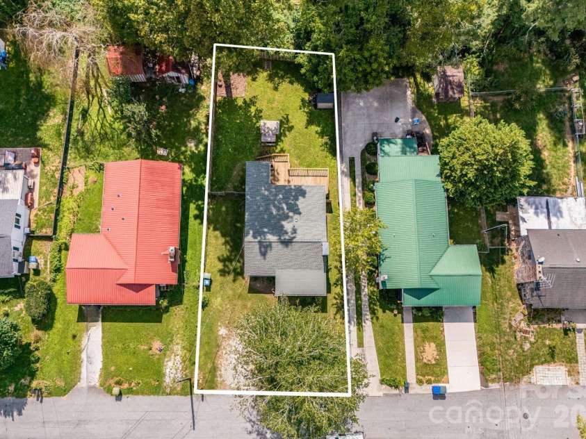1015 Mountain View Street, Hendersonville, NC 28739.  MLS# CAR4425297, YatesRealty ID 11991. 