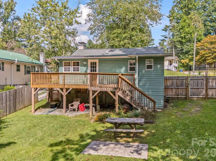 1015 Mountain View Street, Hendersonville, NC 28739.  MLS# CAR4425297, YatesRealty ID 11991. 