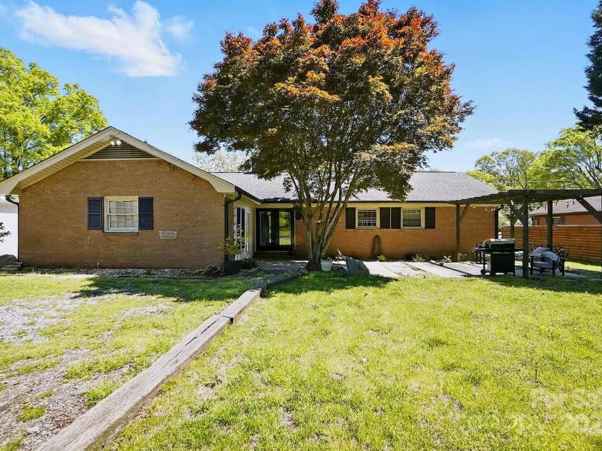 110 Tanglewood Drive, Kannapolis, NC 28081.  MLS# CAR4242023, YatesRealty ID 11997. 