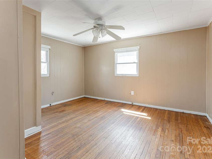 2 Evergreen Avenue, Asheville, NC 28806.  MLS# CAR4240201, YatesRealty ID 11999. 