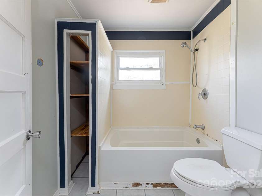 2 Evergreen Avenue, Asheville, NC 28806.  MLS# CAR4240201, YatesRealty ID 11999. 