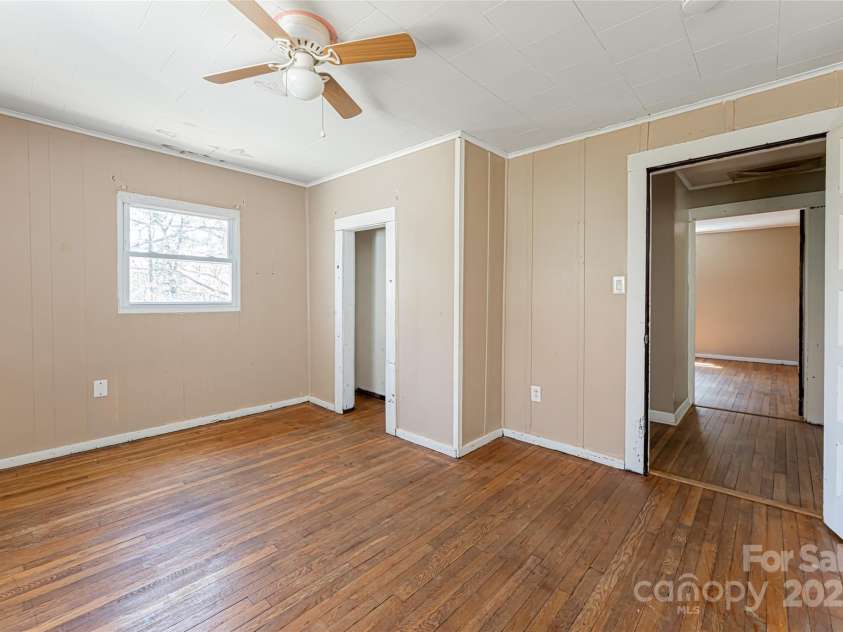 2 Evergreen Avenue, Asheville, NC 28806.  MLS# CAR4240201, YatesRealty ID 11999. 