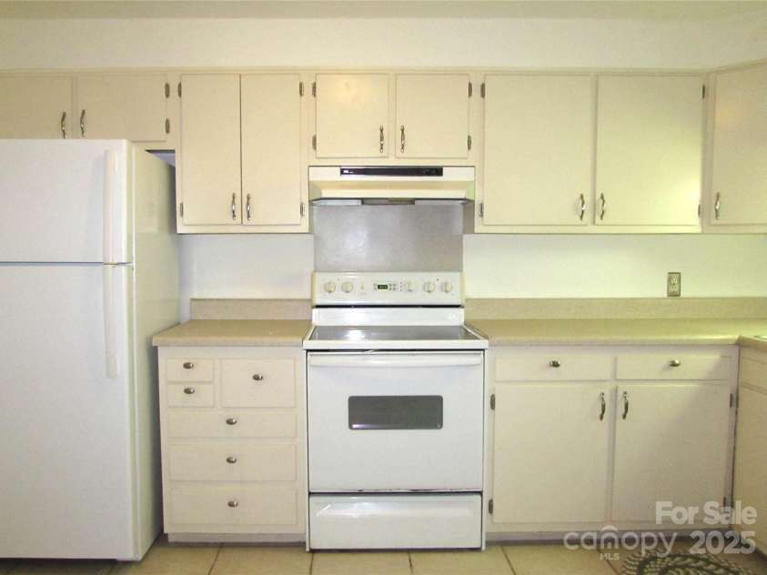 1300 Reece Road, Charlotte, NC 28209.  MLS# CAR4185948, YatesRealty ID 1200. Kitchen showing applicances  & countertops