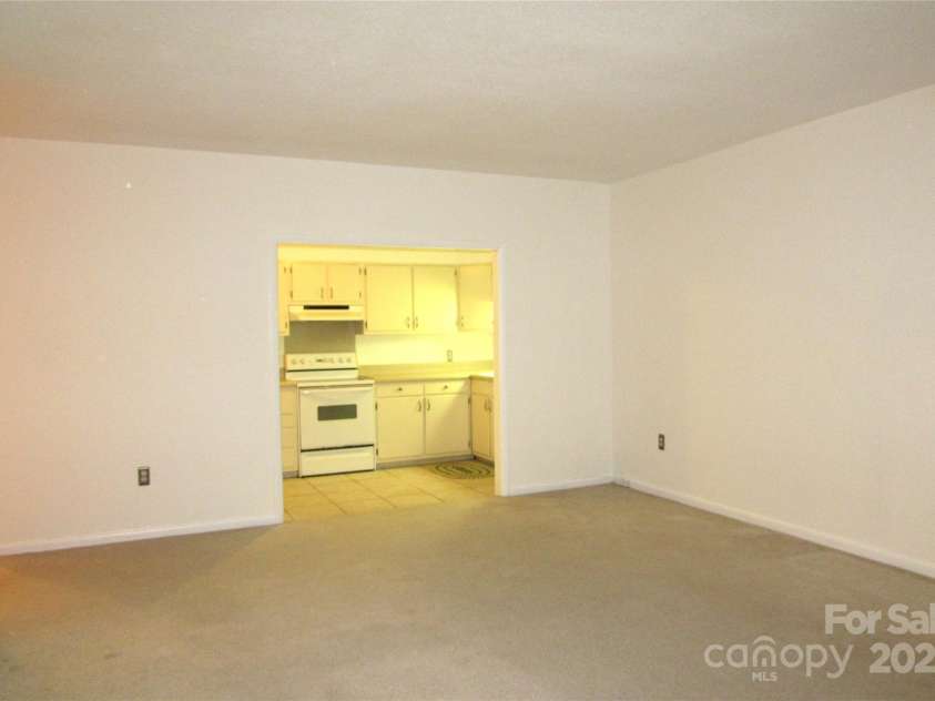 1300 Reece Road, Charlotte, NC 28209.  MLS# CAR4185948, YatesRealty ID 1200. View of entrance to kitchen from LR