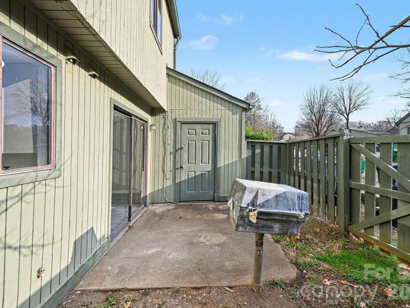 6134 Bent Tree Court, Charlotte, NC 28212.  MLS# CAR4343129, YatesRealty ID 12000. 