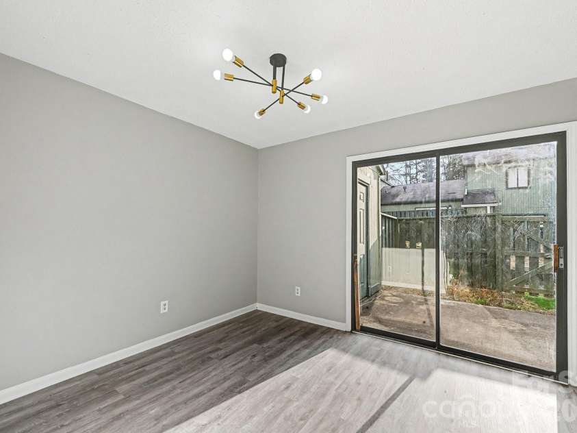 6134 Bent Tree Court, Charlotte, NC 28212.  MLS# CAR4343129, YatesRealty ID 12000. Eating area