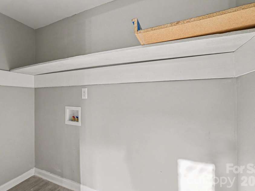 6134 Bent Tree Court, Charlotte, NC 28212.  MLS# CAR4343129, YatesRealty ID 12000. Laundry in Kitchen