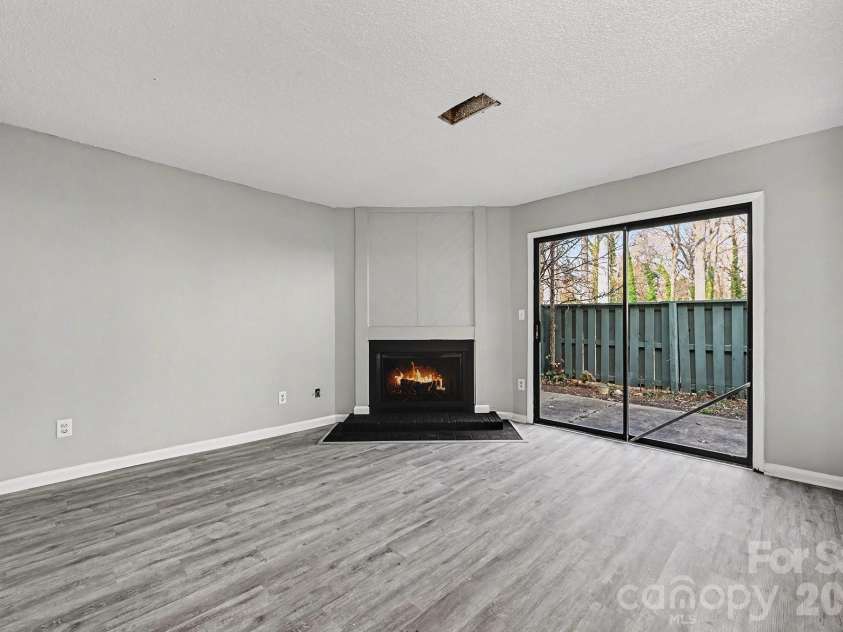 6134 Bent Tree Court, Charlotte, NC 28212.  MLS# CAR4343129, YatesRealty ID 12000. Living Room