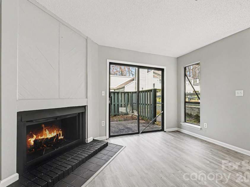 6134 Bent Tree Court, Charlotte, NC 28212.  MLS# CAR4343129, YatesRealty ID 12000. Living Room
