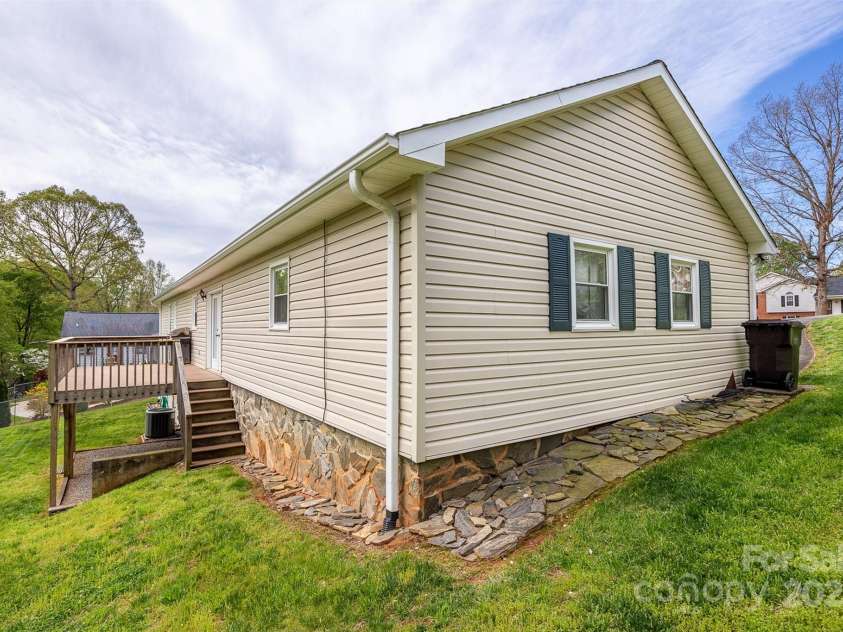 207 New Orleans Boulevard, Morganton, NC 28655.  MLS# CAR4244160, YatesRealty ID 12001. 