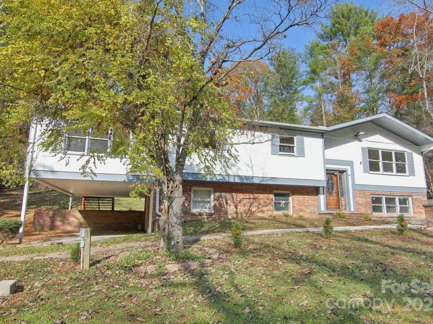 821 Anne Avenue, Hendersonville, NC 28739.  MLS# CAR4197377, YatesRealty ID 12006. 