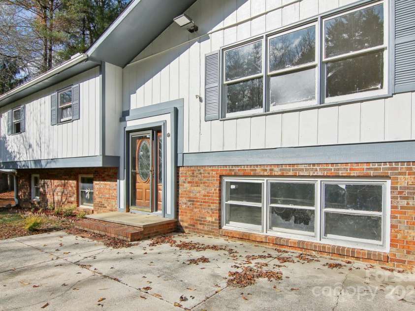 821 Anne Avenue, Hendersonville, NC 28739.  MLS# CAR4197377, YatesRealty ID 12006. 