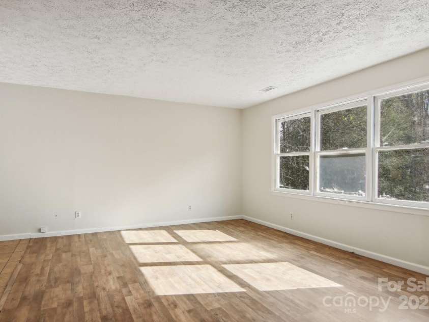 821 Anne Avenue, Hendersonville, NC 28739.  MLS# CAR4197377, YatesRealty ID 12006. 