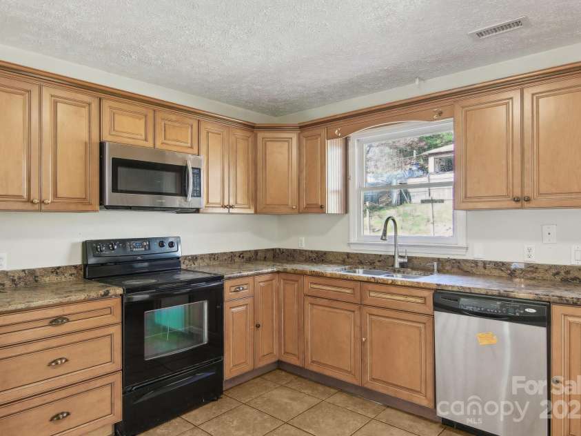 821 Anne Avenue, Hendersonville, NC 28739.  MLS# CAR4197377, YatesRealty ID 12006. 