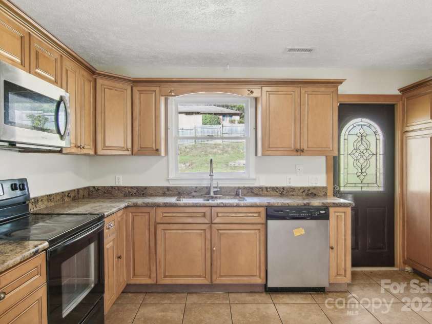 821 Anne Avenue, Hendersonville, NC 28739.  MLS# CAR4197377, YatesRealty ID 12006. 