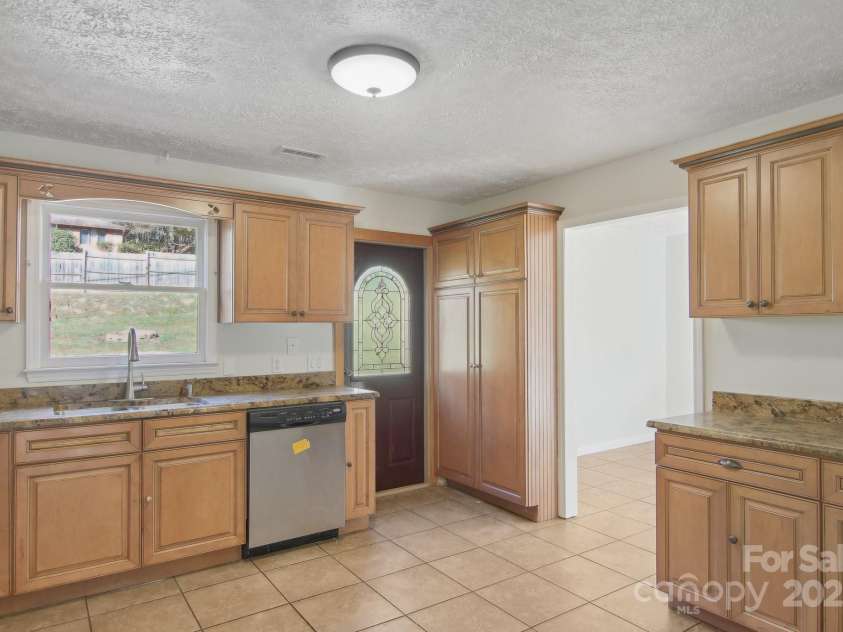 821 Anne Avenue, Hendersonville, NC 28739.  MLS# CAR4197377, YatesRealty ID 12006. 