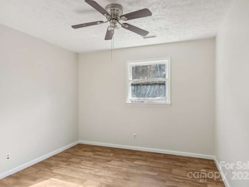 821 Anne Avenue, Hendersonville, NC 28739.  MLS# CAR4197377, YatesRealty ID 12006. 