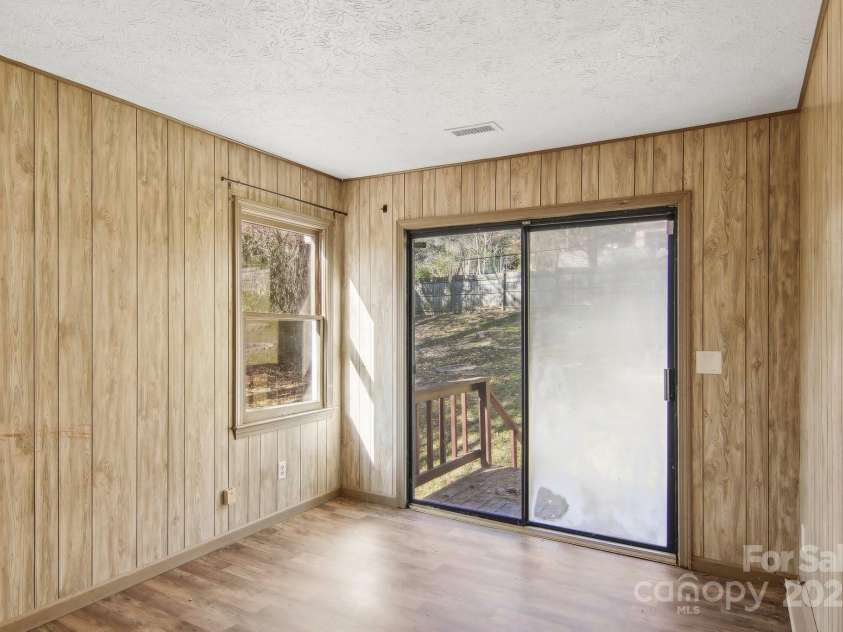 821 Anne Avenue, Hendersonville, NC 28739.  MLS# CAR4197377, YatesRealty ID 12006. 