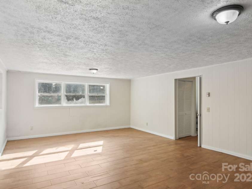 821 Anne Avenue, Hendersonville, NC 28739.  MLS# CAR4197377, YatesRealty ID 12006. 