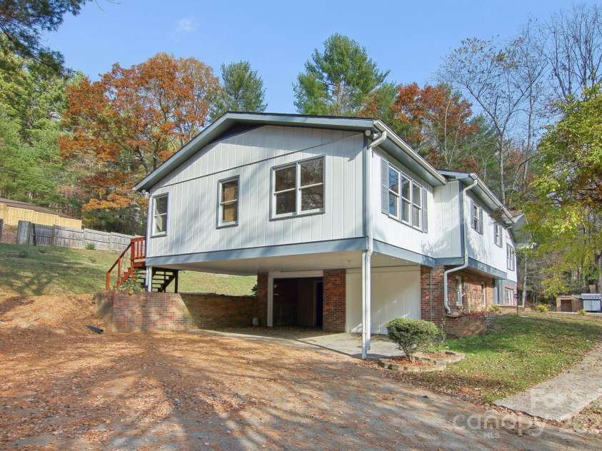 821 Anne Avenue, Hendersonville, NC 28739.  MLS# CAR4197377, YatesRealty ID 12006. 